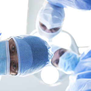 Doctores en plena operación de Cirugía menor mayor